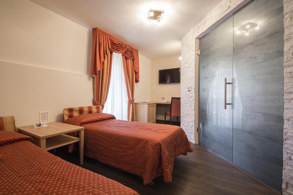 Hotel Touring Predazzo Pokoj fotografie